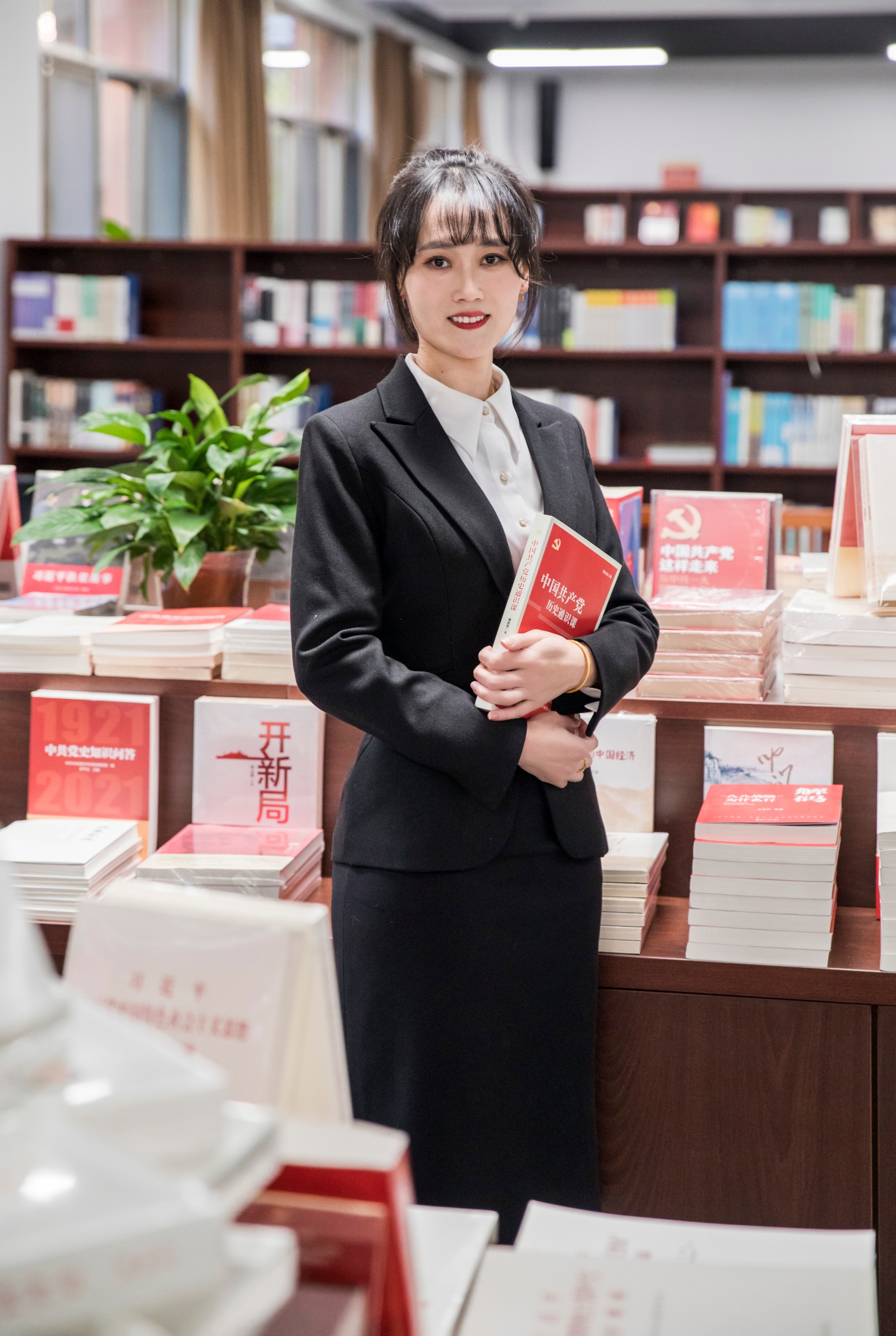 薛  涵